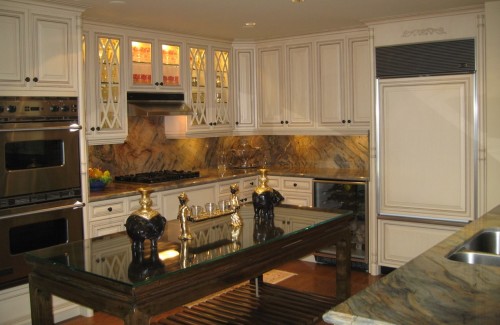 Traditional kitchen pained cabinets with island